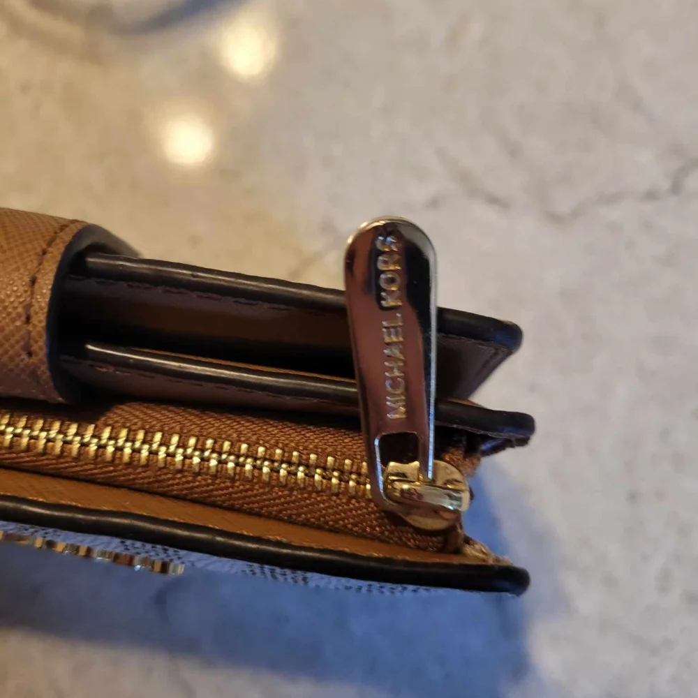 $75EMT Michael Kors vanilla bifold compact, signature logo wallet. EUC - Picture 8 of 13